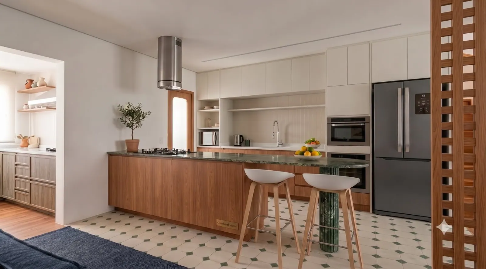 Cozinha com marcenaria de madeira e painel muxarabi em apartamento em São Paulo