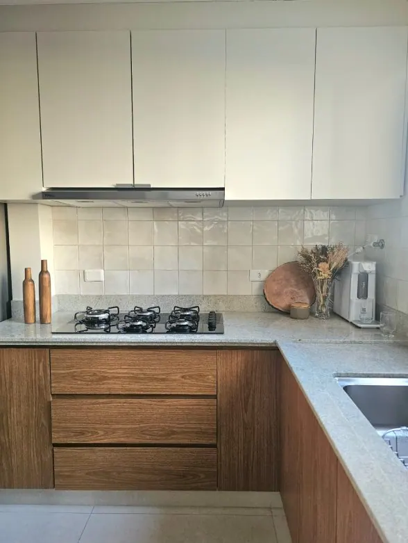 Cozinha com armários de madeira e bancada clara