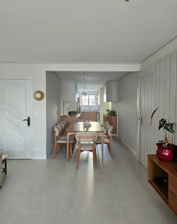 Sala de jantar com painéis de marcenaria branca