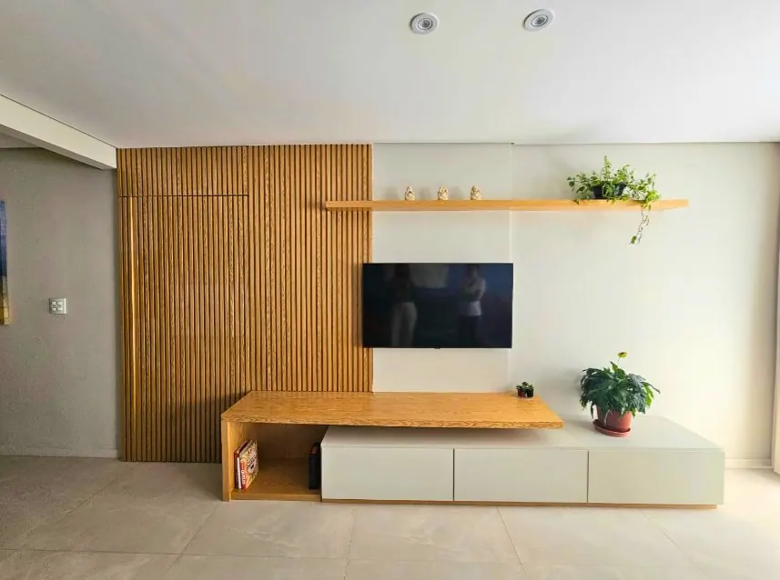 Painel de TV ripado de madeira com prateleira e rack claro