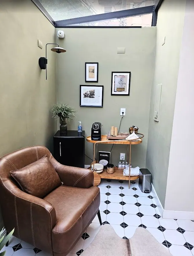 Cantinho de café com poltrona de couro para clientes