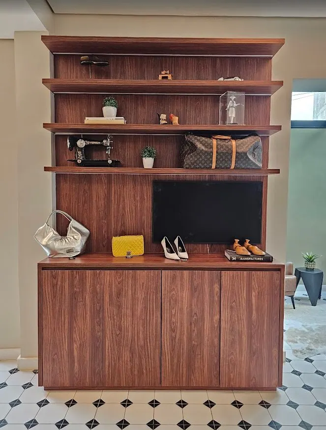 Expositor de marcenaria com sapatos e bolsas