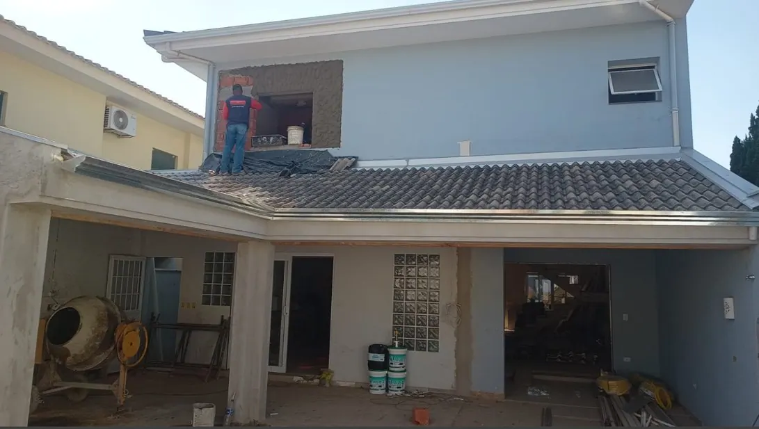 Obra da casa em andamento com estrutura de concreto