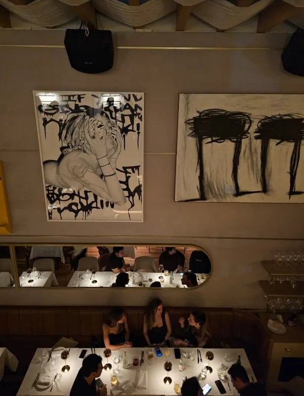 Vista superior do salão do restaurante com obras de arte iluminadas