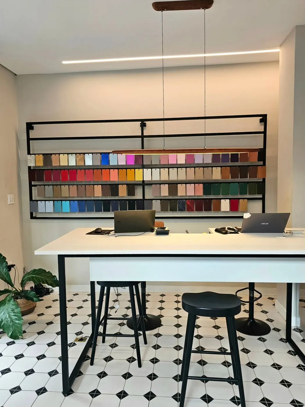 Parede de amostras de couro colorido no ateliê da sapataria