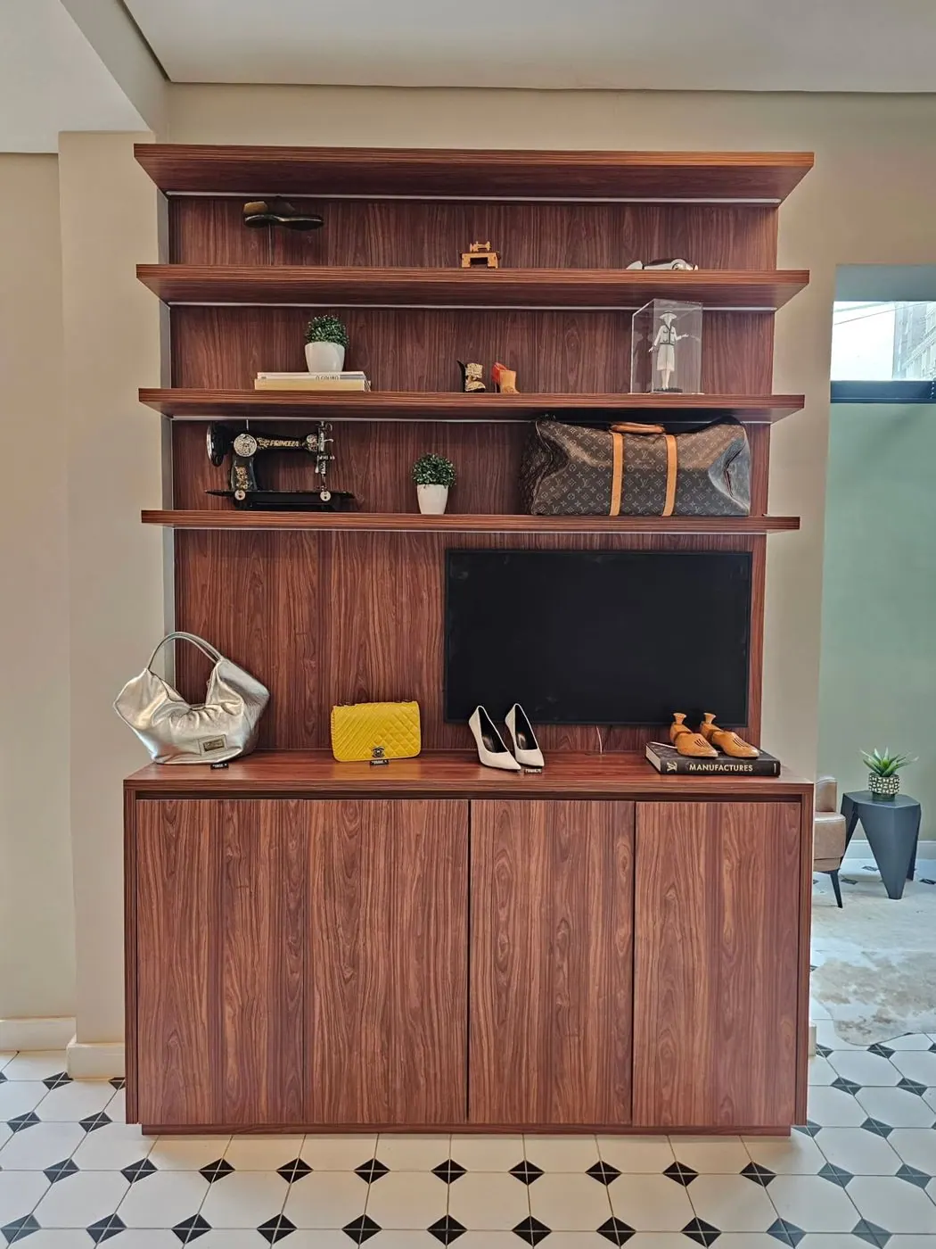 Expositor de marcenaria com sapatos e bolsas da sapataria