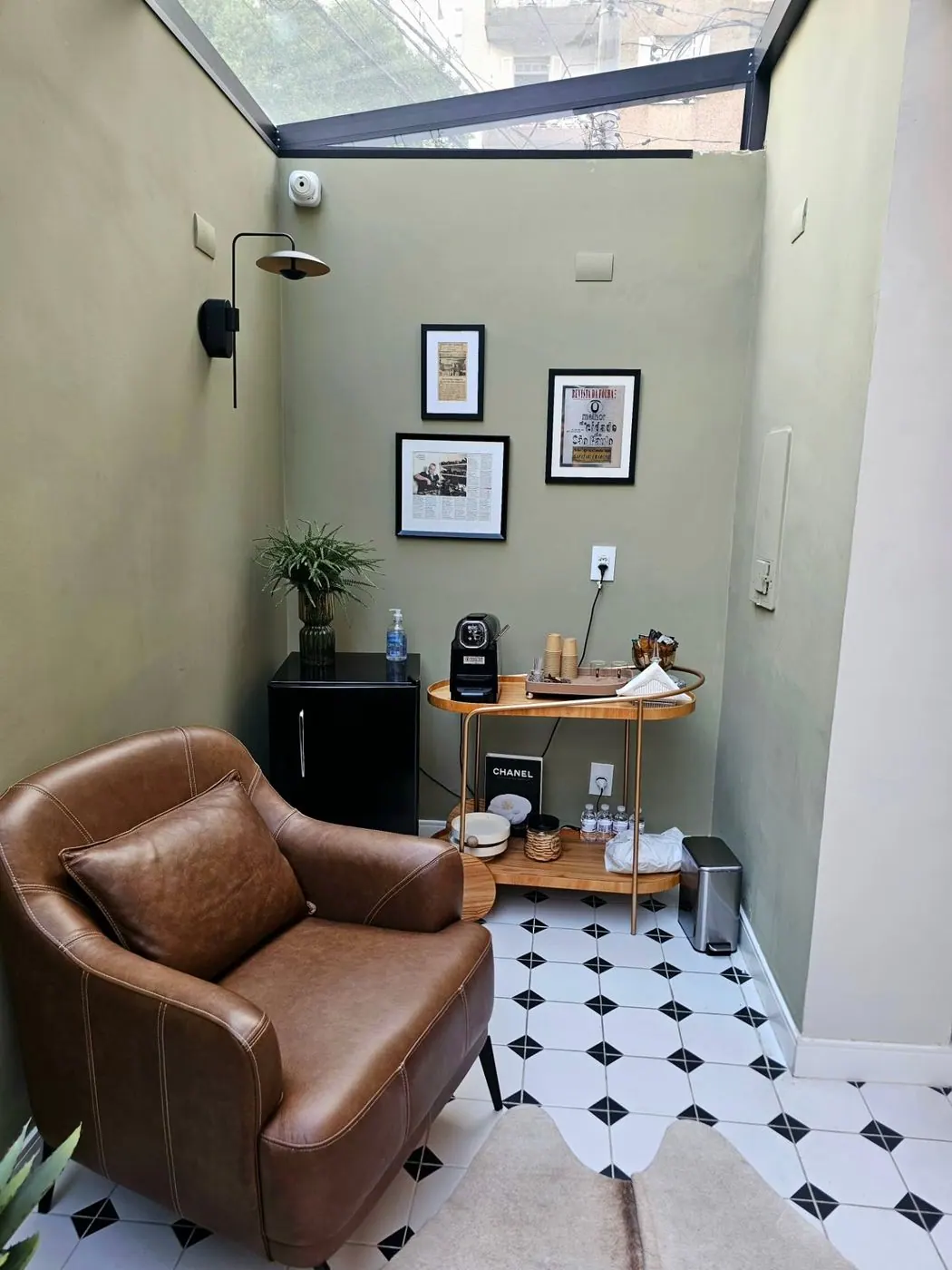 Poltrona de couro no lounge com cantinho de café