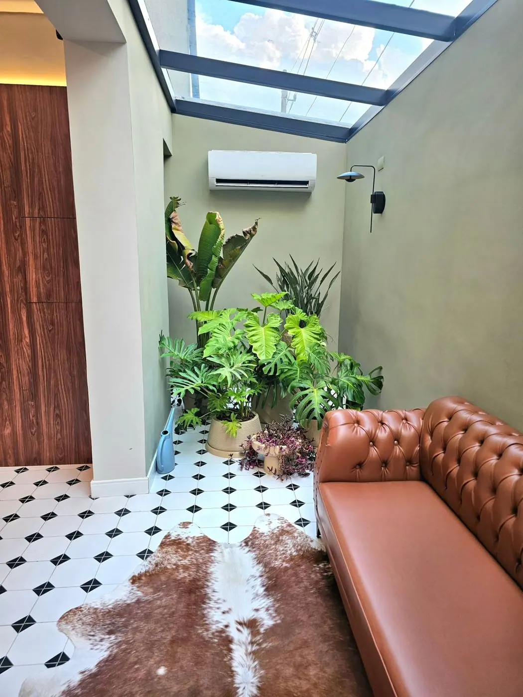 Jardim interno com plantas e tapete de couro no pátio da loja