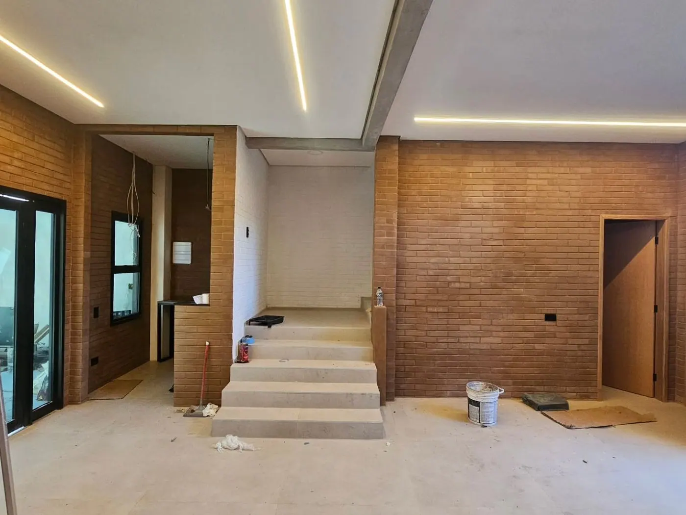 Interior com iluminação linear instalada na reta final da obra