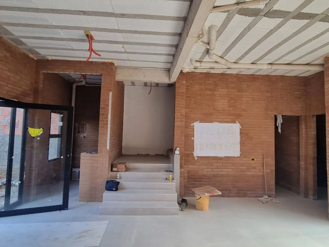 Fase de drywall e acabamento interno da obra comercial