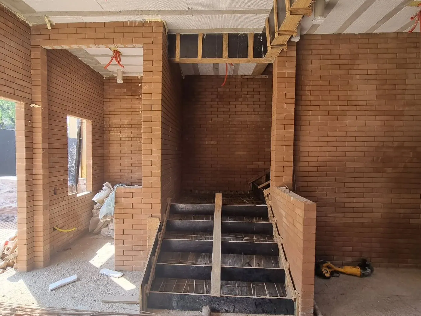 Escada em construção com estrutura de tijolo ecológico aparente