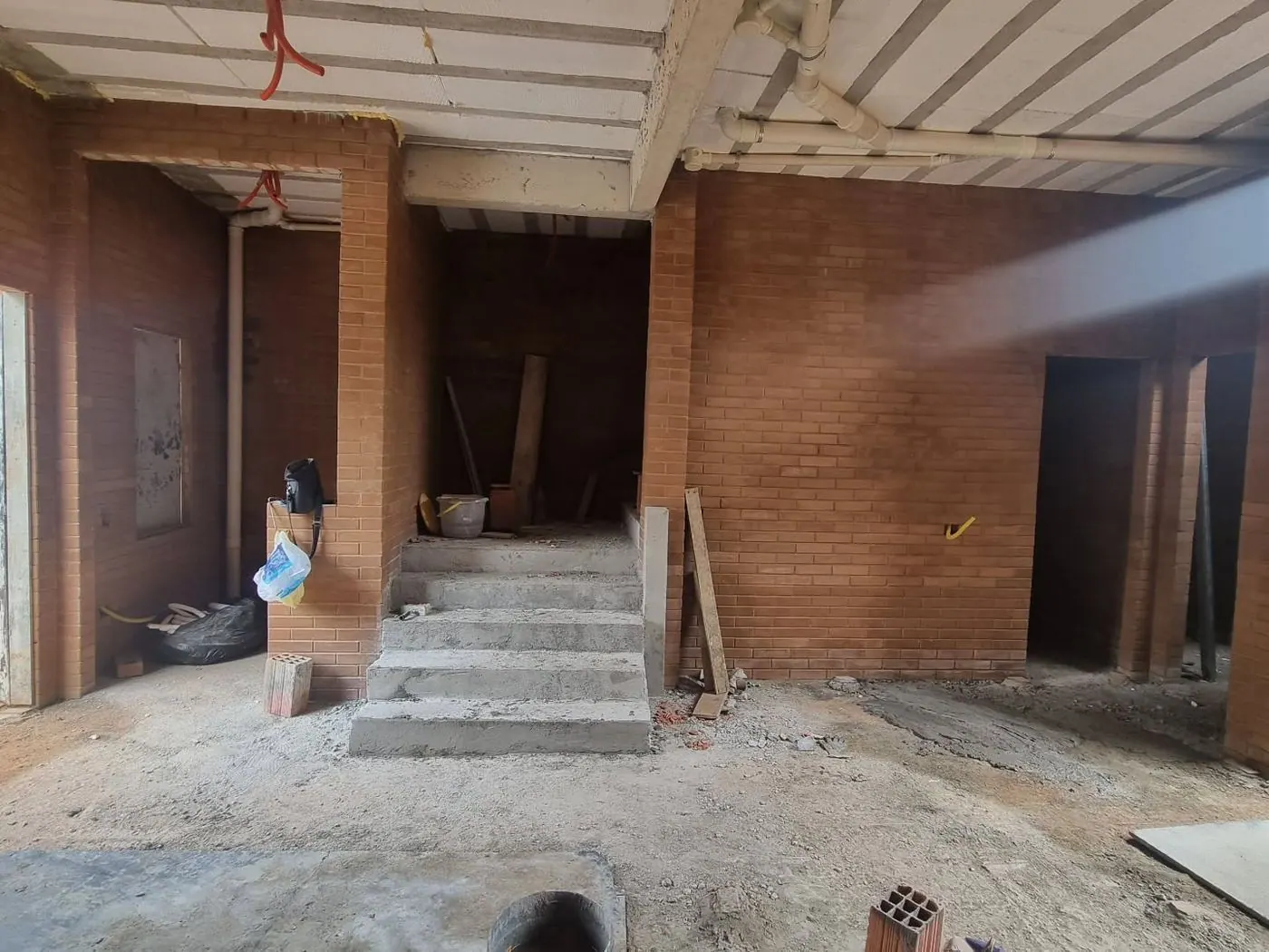 Paredes estruturais de tijolo ecológico durante a construção