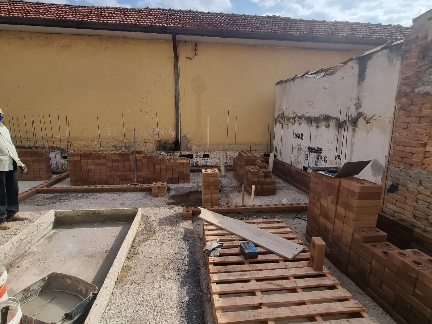 Fundação da obra com tijolo ecológico de solo compactado