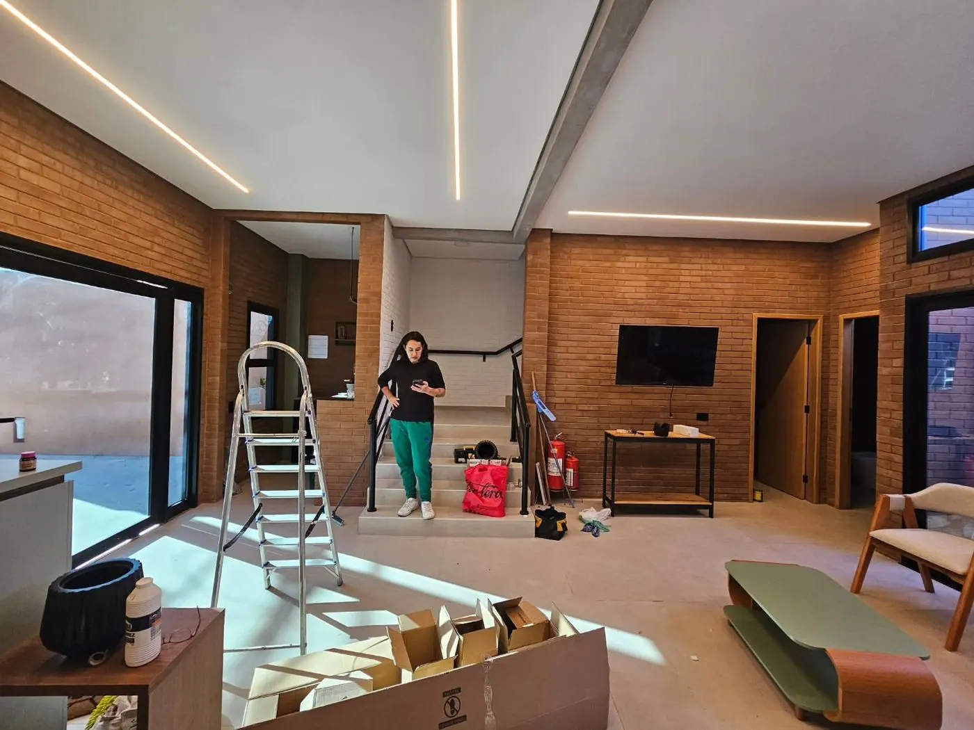 Arquiteta Natalia de Camillo acompanhando a montagem na obra