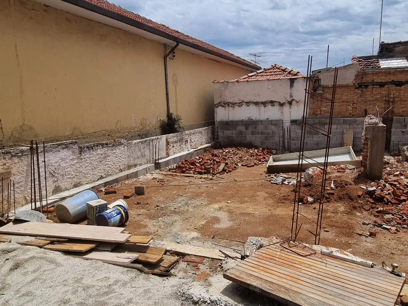 Terreno no início da construção do Espaço Wabi