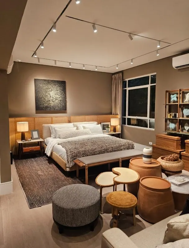 Showroom com cama iluminada por trilhos e spots em loja de móveis autorais