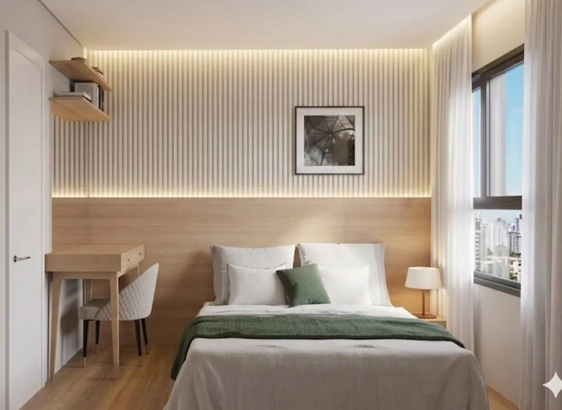 Quarto com painel ripado de madeira e roupa de cama verde