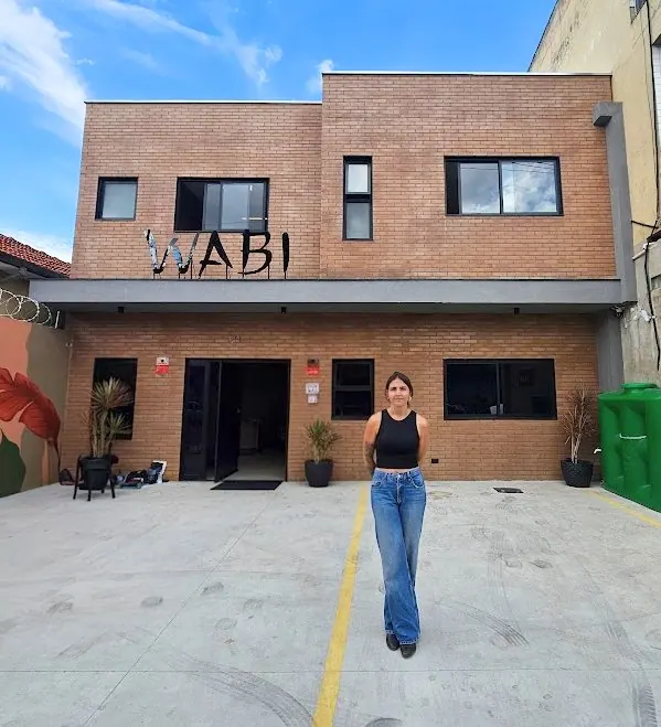 Arquiteta Natalia de Camillo em frente à fachada do Espaço Wabi em São Caetano do Sul